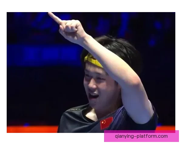 王楚钦撕掉肌贴奋力一搏累到双手撑地观众力量支撑他坚持